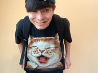 笑うネコTシャツと共に、いざ稽古場へ。