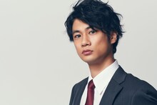 馬場良馬扮する菊地英治（大人バージョン）。