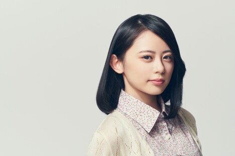 濱咲友菜（AKB48）扮する中山ひとみ（大人バージョン）。