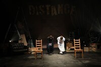 本多劇場グループ next「DISTANCE-TOUR-」愛知・穂の国とよはし芸術劇場PLAT アートスペース公演より。（撮影：成田智広）