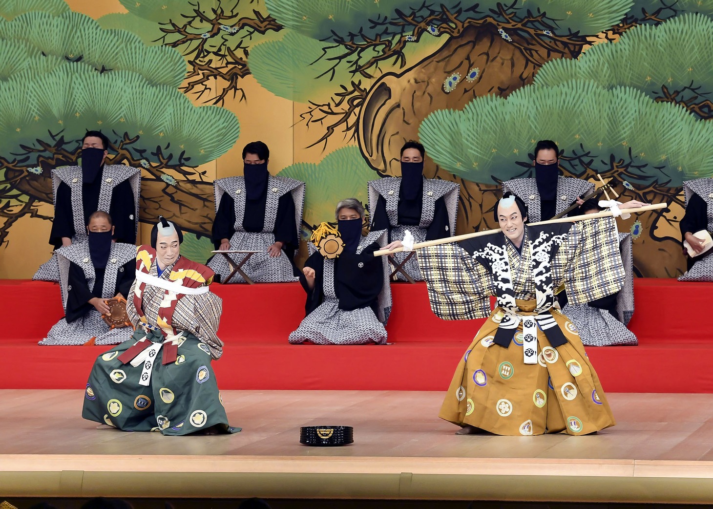 「八月花形歌舞伎」より、「棒しばり」。（c）松竹株式会社