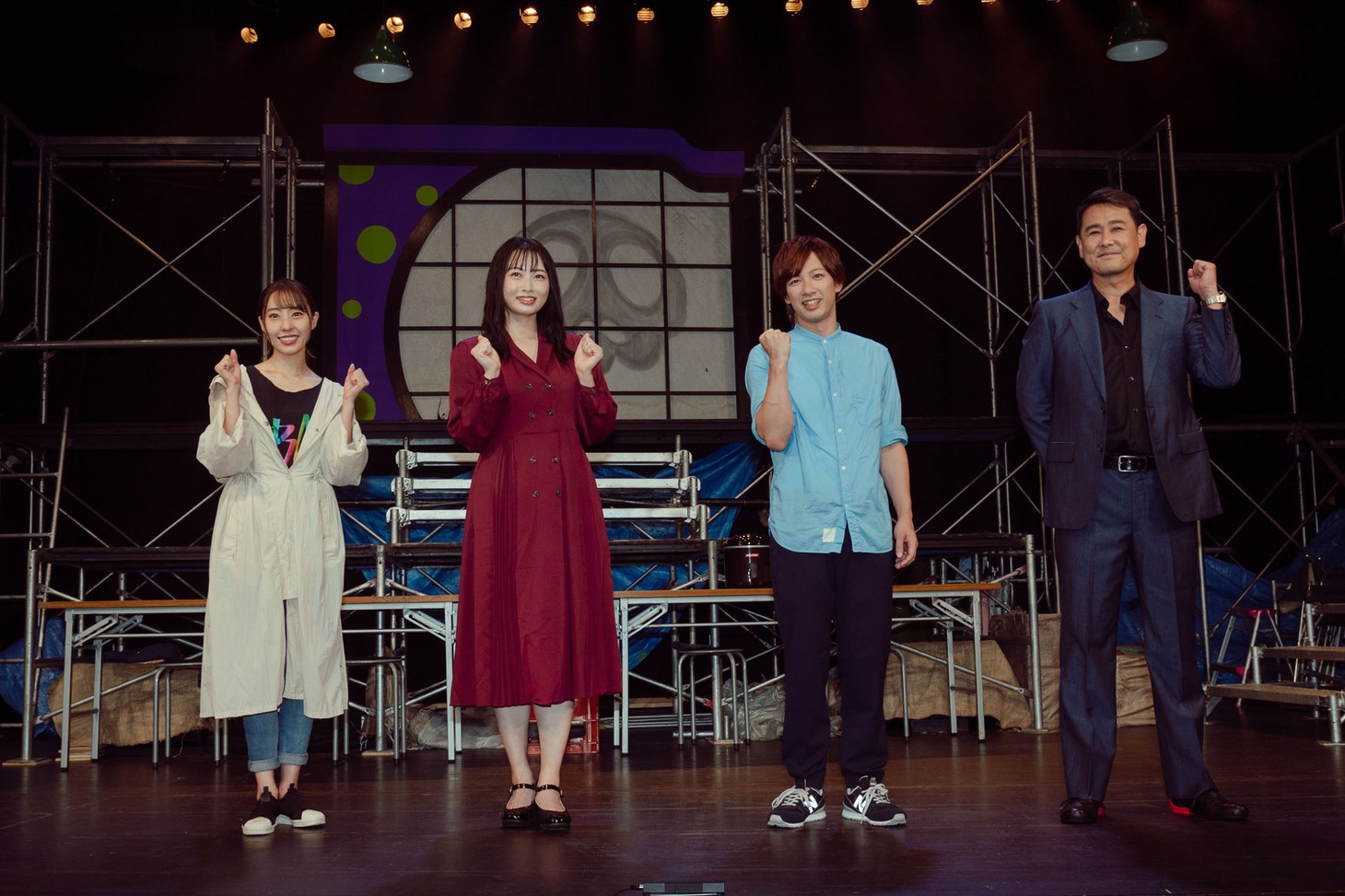 「知恵と希望と極悪キノコ」の出演者。左から藤江れいな、須藤茉麻（Berryz工房）、江田剛（宇宙Six / ジャニーズ Jr.)、野村宏伸。