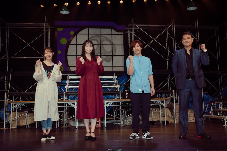 「知恵と希望と極悪キノコ」の出演者。左から藤江れいな、須藤茉麻（Berryz工房）、江田剛（宇宙Six / ジャニーズ Jr.)、野村宏伸。