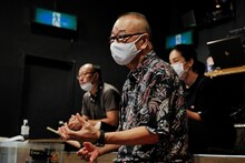 流山児祥（中央）