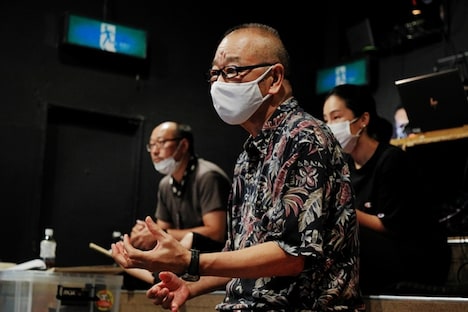 流山児祥（中央）