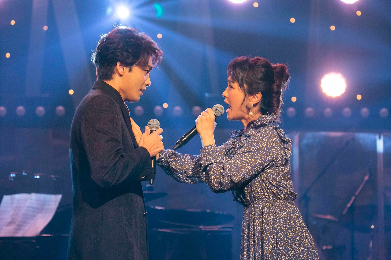 左から井上芳雄、濱田めぐみ。