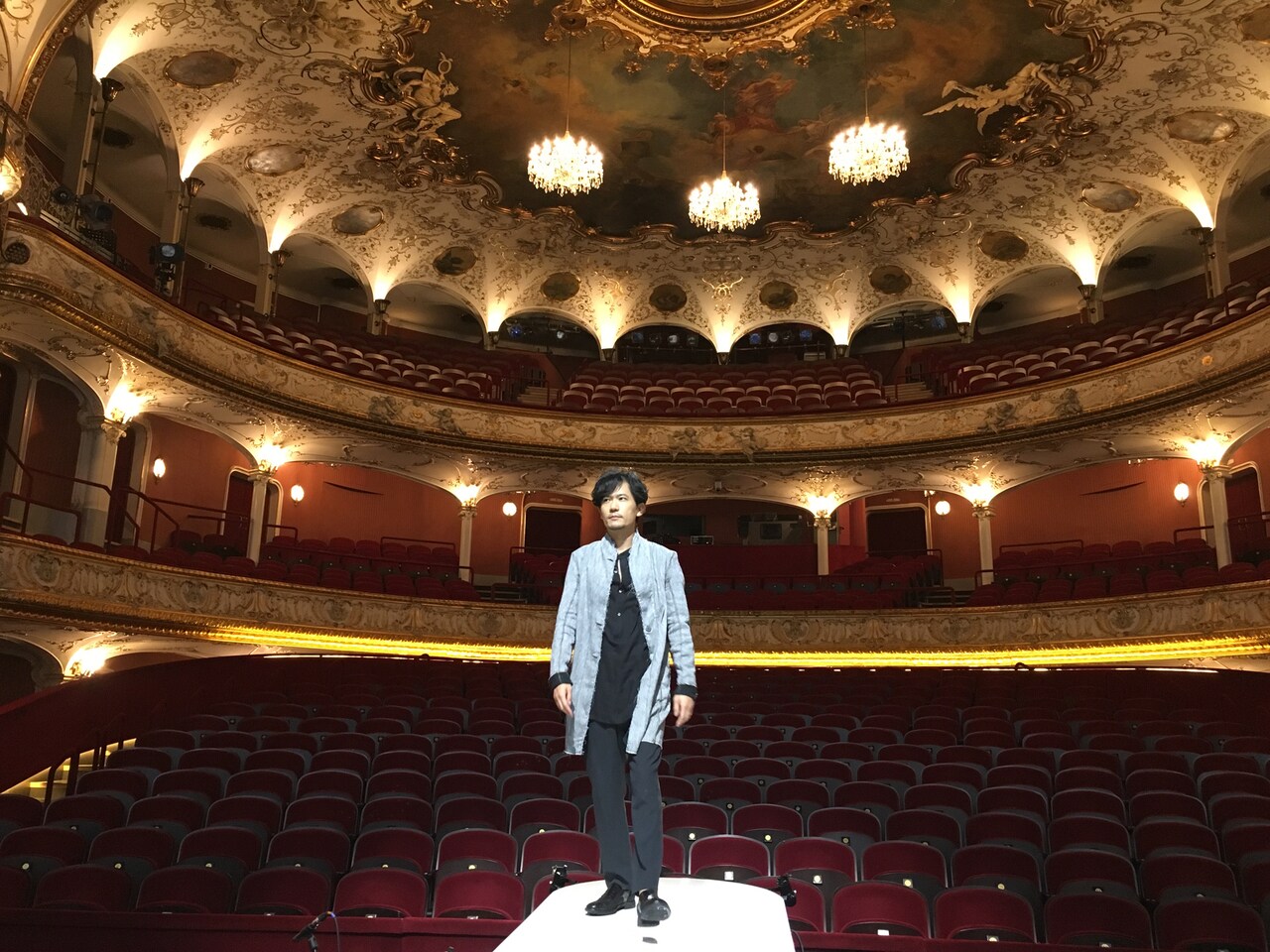 2018年、オーストリア・ウィーンのフォルクス劇場を訪れた稲垣吾郎。