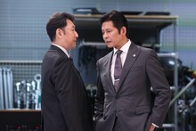 フジテレビ系「SUITS／スーツ2」第9話より、中村芝翫扮する浜崎哲平（左）と織田裕二扮する甲斐正午。(c)フジテレビ