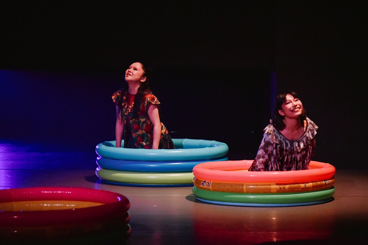 FUKAIPRODUCE羽衣 第25回本公演「スモール アニマル キッス キッス」より。（撮影：金子愛帆）