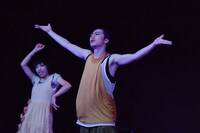 FUKAIPRODUCE羽衣 第25回本公演「スモール アニマル キッス キッス」より。（撮影：金子愛帆）