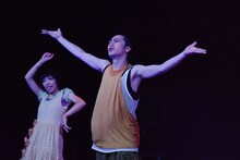 FUKAIPRODUCE羽衣 第25回本公演「スモール アニマル キッス キッス」より。（撮影：金子愛帆）