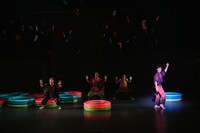 FUKAIPRODUCE羽衣 第25回本公演「スモール アニマル キッス キッス」より。（撮影：金子愛帆）