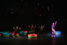 FUKAIPRODUCE羽衣 第25回本公演「スモール アニマル キッス キッス」より。（撮影：金子愛帆）