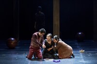 木ノ下歌舞伎「糸井版 摂州合邦辻」より。（撮影：東直子）