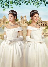 ミュージカル「ローマの休日」より、左から土屋太鳳扮するアン王女、朝夏まなと扮するアン王女のビジュアル。