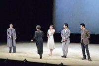 東京・PARCO劇場の新型コロナウイルス感染症対策の徹底ぶりを説明するキムラ緑子（写真中央左）と、その姿に笑顔を見せる面々。