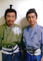 NHK大河ドラマ「風林火山」で共演した市川猿之助（左）と嘉島典俊（右）。猿之助（当時は市川亀治郎）は武田信玄（晴信）役、嘉島は武田信繁（晴信の弟）役を演じた。