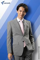 窪寺昭扮する刈安健司。