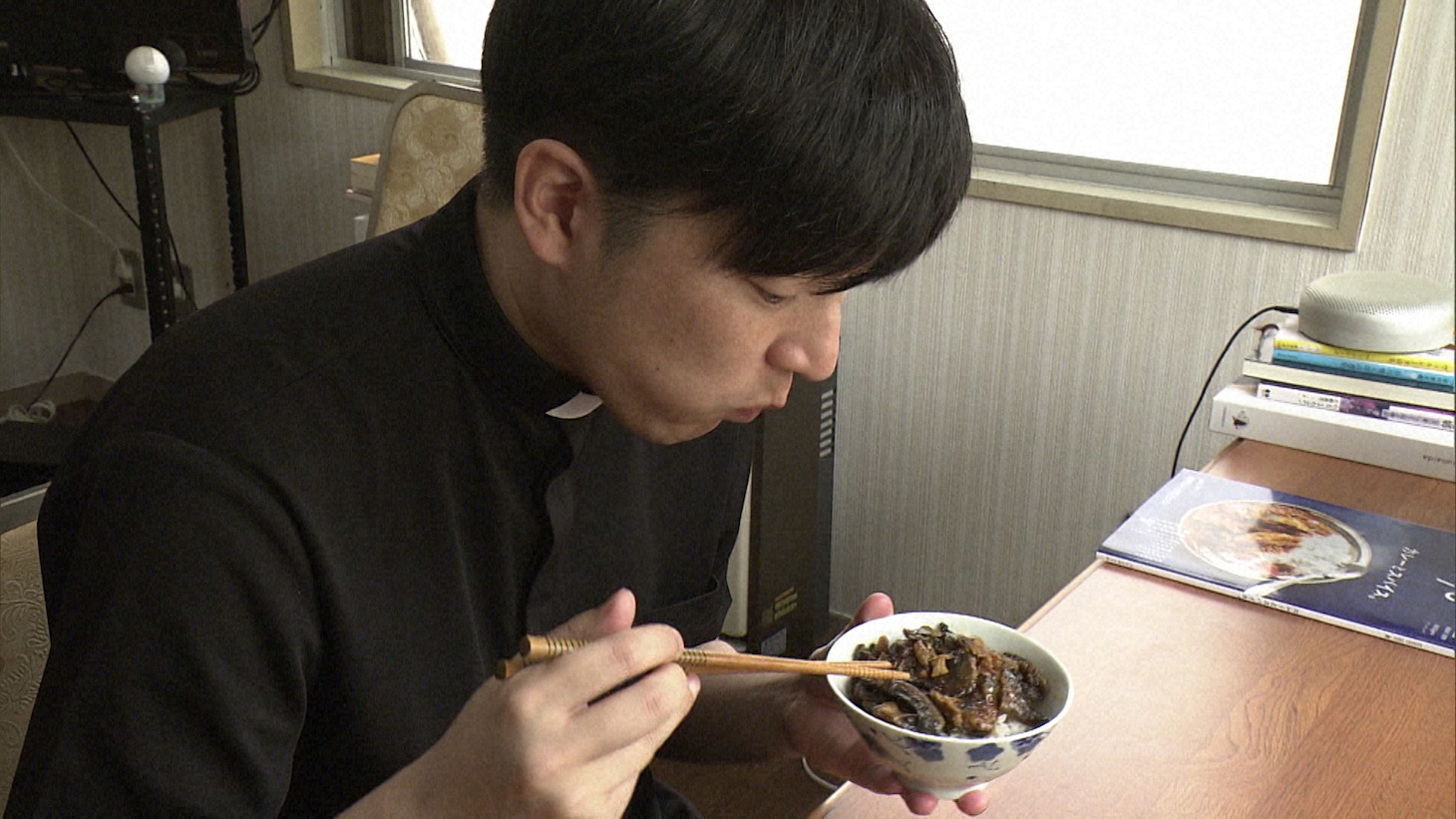 NHK総合「『サラメシ』シーズン10 第19回」より、うなぎを食べる神父 。（写真提供：NHK）