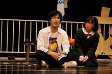 ロロが高校生に捧げるシリーズ いつだって可笑しいほど誰もが誰か愛し愛されて第三高等学校 vol.8「心置きなく屋上で」より。（撮影：三上ナツコ）