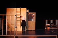 ロロが高校生に捧げるシリーズ いつだって可笑しいほど誰もが誰か愛し愛されて第三高等学校 vol.8「心置きなく屋上で」より。（撮影：三上ナツコ）