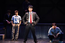 舞台「ぼくらの七日間戦争」ゲネプロより。馬場良馬演じる菊地英治（中央）。