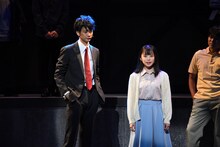 舞台「ぼくらの七日間戦争」ゲネプロより。左から馬場良馬演じる菊地英治、濱咲友菜（AKB48）演じる中山ひとみ。