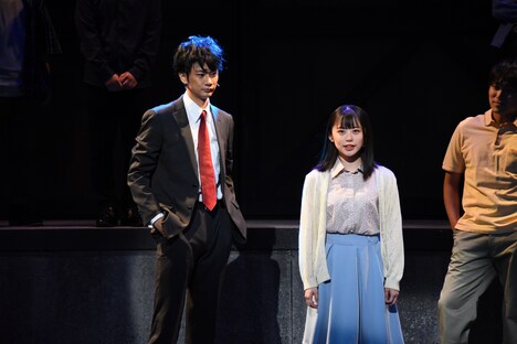 舞台「ぼくらの七日間戦争」ゲネプロより。左から馬場良馬演じる菊地英治、濱咲友菜（AKB48）演じる中山ひとみ。