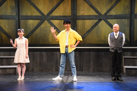 舞台「ぼくらの七日間戦争」フォトセッションより。左から濱咲友菜（AKB48）、馬場良馬、酒井敏也。
