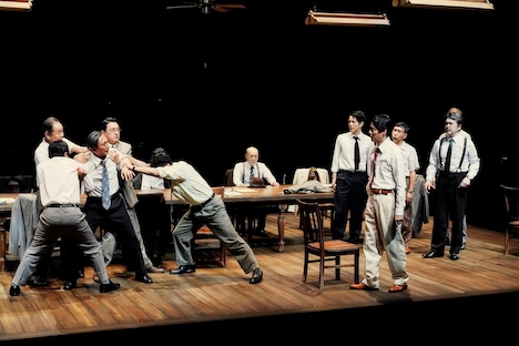 COCOON PRODUCTION2020 DISCOVER WORLD THEATRE vol.9「十二人の怒れる男」より。（撮影：細野晋司）