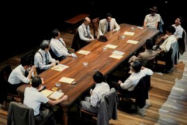 堤真一ら扮する陪審員たちが丁々発止を繰り広げる「十二人の怒れる男」開幕