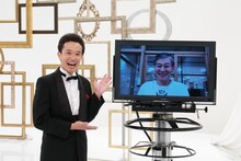 関西テレビ「おうちで舞台～カンテレ劇場～『魔術』」より、左から川島壮雄アナウンサー、内藤裕敬。(c)関西テレビ