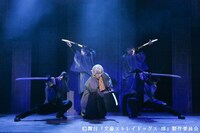 「舞台『文豪ストレイドッグス 序』探偵社設立秘話・太宰治の入社試験」より、「探偵社設立秘話」の様子。（撮影：宮川舞子）