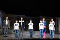 前列左から川口調、利田太一、中村海琉、渡部出日寿。後列左から橋本さとし、益岡徹、柚希礼音、安蘭けい。