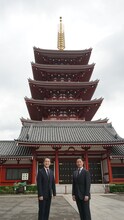東京・浅草寺 五重塔前にて、左から中村七之助、中村勘九郎。
