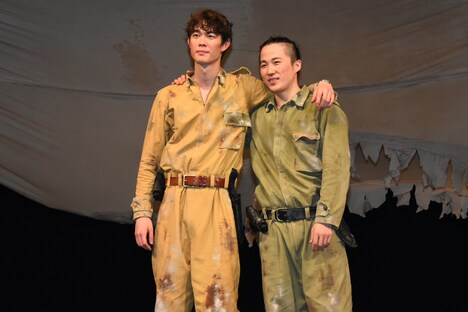 左から宮沢氷魚、大鶴佐助。