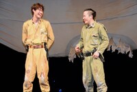 笑い合う宮沢氷魚（左）と大鶴佐助（右）。