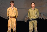 左から宮沢氷魚、大鶴佐助。