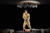 PARCO Production「ボクの穴、彼の穴。The Enemy」より。（撮影：阿部章仁）