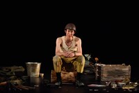 PARCO Production「ボクの穴、彼の穴。The Enemy」より。（撮影：阿部章仁）