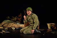 PARCO Production「ボクの穴、彼の穴。The Enemy」より。（撮影：阿部章仁）