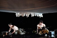 PARCO Production「ボクの穴、彼の穴。The Enemy」より。（撮影：阿部章仁）