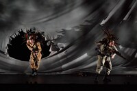 PARCO Production「ボクの穴、彼の穴。The Enemy」より。（撮影：阿部章仁）