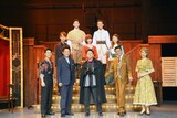 ミュージカルコメディ「Gang Showman」フォトセッションより、前列左から、入野自由、玉野和紀、屋良朝幸、中山秀征、平野綾、中列左から、中村浩大（Jr.SP / ジャニーズJr.）、妃海風、花乃まりあ、後列左から、松平和希、鯨井未呼斗。
