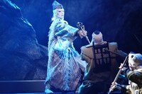 劇団☆新感線 39（サンキュー）興行・春公演「いのうえ歌舞伎『偽義経冥界歌（にせよしつねめいかいにうたう）』」より。(c)東京グローブ座／ヴィレッヂ