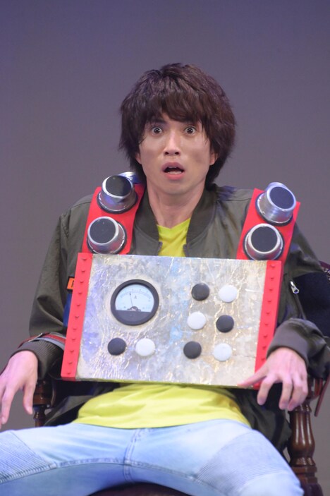 7BOX「クイーンズ・スケッチ」Reverseチームの公演より、佐伯亮扮するボウイ。