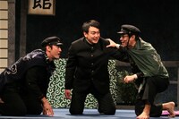 こまつ座「人間合格」より。（撮影：宮川舞子）