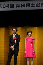 第64回岸田國士戯曲賞授賞式より、左から谷賢一、市原佐都子。