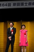 第64回岸田國士戯曲賞授賞式より、左から谷賢一、市原佐都子。