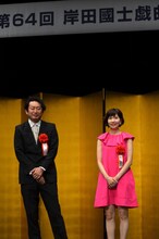 第64回岸田國士戯曲賞授賞式より、左から谷賢一、市原佐都子。